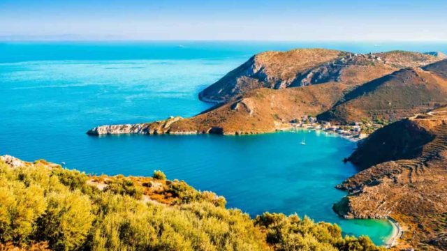 Σαν πίνακας ζωγραφικής: Το ελληνικό παραθαλάσσιο χωριό που είναι όμορφο σαν μύθος