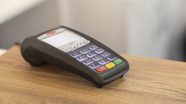 Υποχρεωτικά τα POS σε ταξί, ντελίβερι και επιχειρήσεις που χρησιμοποιούν μετρητά