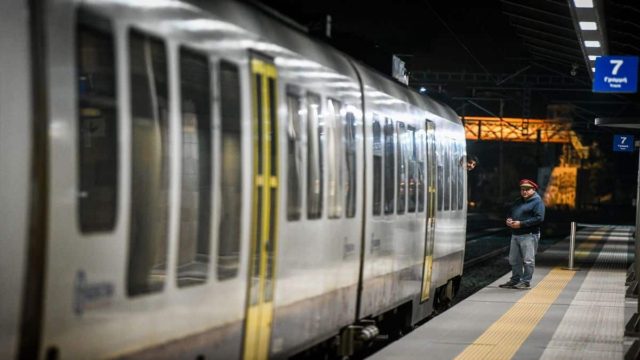 Συναγερμός στην Κάντζα: Άνδρας έπεσε στις γραμμές του προαστιακού – Σε εξέλιξη επιχείρηση για τον απεγκλωβισμό του