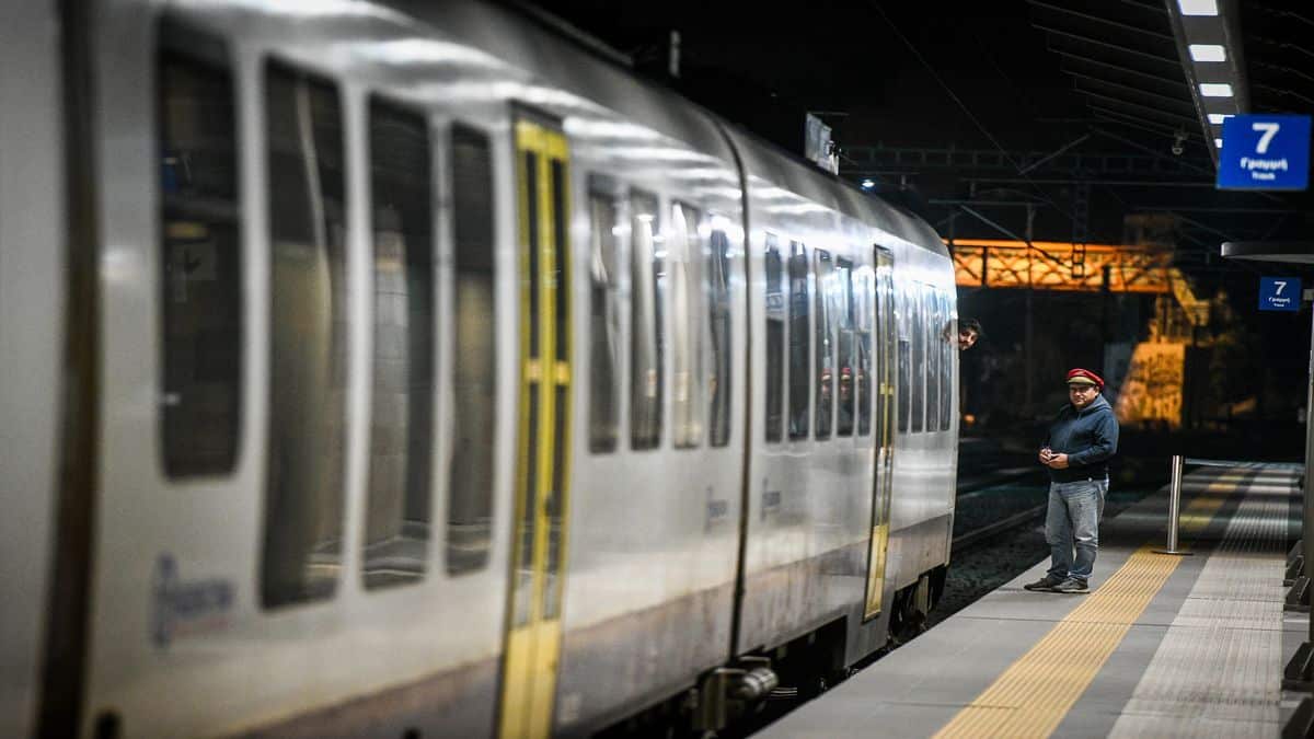 Συναγερμός στην Κάντζα: Άνδρας έπεσε στις γραμμές του προαστιακού – Σε εξέλιξη επιχείρηση για τον απεγκλωβισμό του