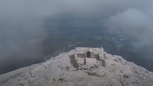 Προφήτης Ηλίας: Το υψηλότερο ορθόδοξο ξωκλήσι όλου του κόσμου βρίσκεται στην κορυφή του Ολύμπου και προκαλεί δέος (Video)