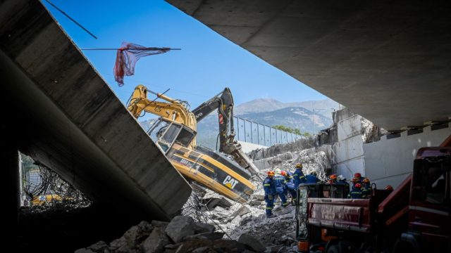 Νέο βίντεο ντοκουμέντο από την πτώση της γέφυρας στην Πάτρα: Σπαρακτικές μαρτυρίες διασωστών της ΕΜΑΚ – «450 τόνοι οι πλάκες που έπεσαν»