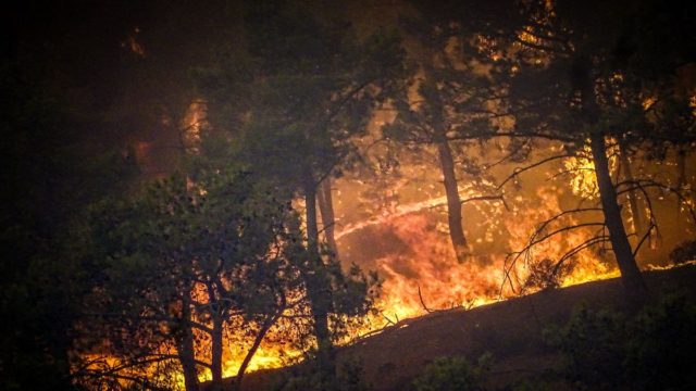 Ευθύμης Λέκκας: Οι 5 λόγοι που η πυρκαγιά στη Ρόδο εξελίχθηκε ραγδαία – «Τα αεροπλάνα ήταν δύσκολο να επιχειρήσουν» (video)