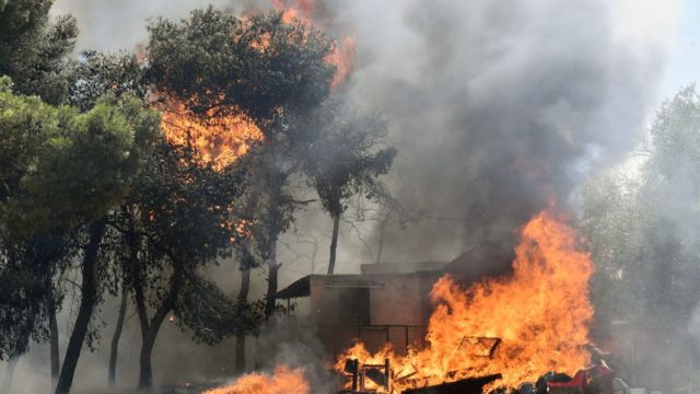 Πυρκαγιές: Αναζοπυρώσεις στο Λουτράκι – Διάσπαρτα «καντηλάκια» καίνε τη Σαρωνίδα (videos)
