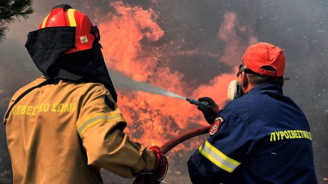 Πύρινα μέτωπα: Η ανακοίνωση της Πυροσβεστικής για την κατάσταση που επικρατεί σε Δερβενοχώρια, Σαρωνίδα, Λουτράκι, Βοιωτία