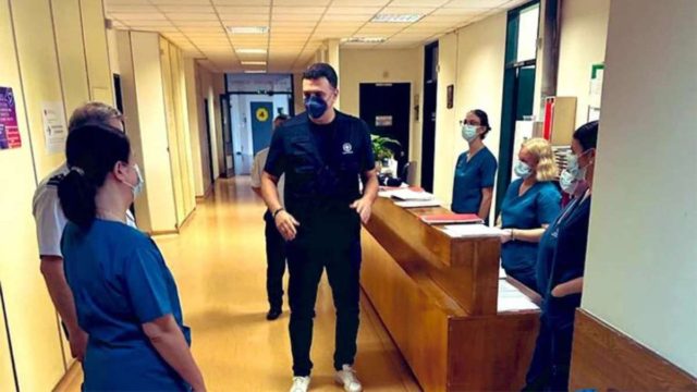 Πυροσβέστης έπαθε έμφραγμα την ώρα που έδινε «μάχη» με τις φλόγες – Στο νοσοκομείο ο Βασίλης Κικίλιας (photos)
