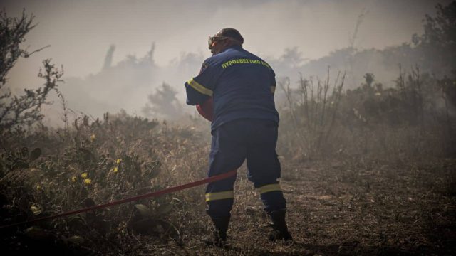 Φωτιά στην Ρόδο: Αδιανόητη καταγγελία από πυροσβέστη – Του έκλεψαν εξοπλισμό την ώρα που επιχειρούσε σε κατάσβεση (video)