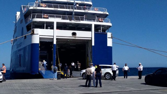 Πανικός στη Ραφήνα: 93χρονος πήρε παραμάζωμα 6 αυτοκίνητα σε γκαράζ πλοίου και πάτησε τη σύζυγό του