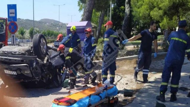 Σφοδρό τροχαίο στη Ραφήνα: Ηλικιωμένη οδηγός εμβόλισε δύο ΙΧ και τούμπαρε αμάξι – Δύο νεκροί (photos)