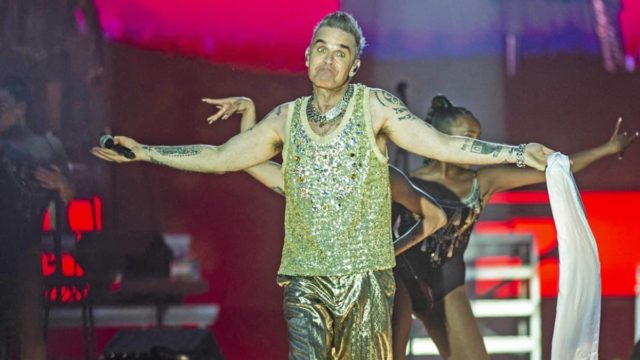 Χαμός με τον Robbie Williams: Αποκάλεσε «κλέφτες» τους Έλληνες στο Rockwave Festival