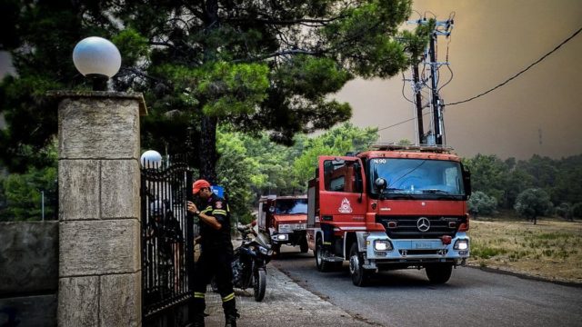 Πύρινη κόλαση στη Ρόδο: Εκκενώνονται Γεννάδι και Βάτι – Κάηκαν σπίτια στο χωριό Ασκληπιείο