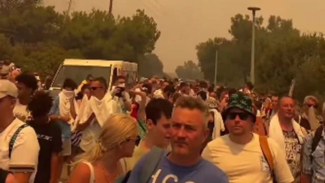 Βρετανός τουρίστας στη Ρόδο: «Φύγαμε με πετσέτες στα πρόσωπα – Το παιδί μου λέει ότι δεν θέλει να πεθάνει»