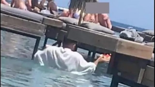 «Θύελλα» αντιδράσεων στη Ρόδο: Σάλος με τον σερβιτόρο-δύτη – Κολυμπά για να παραδώσει την παραγγελία (Video)