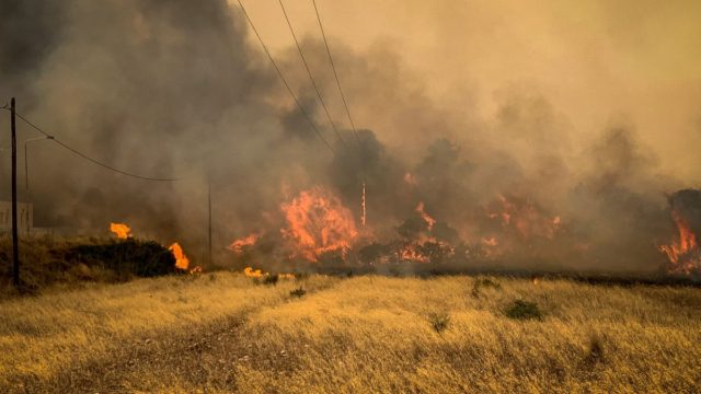 «Παραδέχομαι τους Έλληνες» – Σοκάρει η μαρτυρία ενός Γερμανού τουρίστα που έζησε την «πύρινη κόλαση» στη Ρόδο (video)