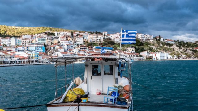 Ευλογημένος τόπος: Αυτό είναι το ελληνικό νησί που προσφέρει τα πάντα – Γεμάτο ιστορία με τιρκουάζ παραλίες και καλό κρασί