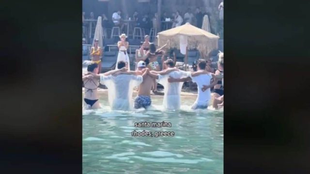 Ρόδος: Ξηλώνει τις πλωτές ξαπλώστρες το beach bar έως το τέλος του μήνα – Πώς αντιδρούν οι εργαζόμενοι (video)