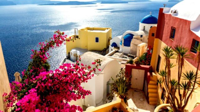 Στα τάρταρα ο τουρισμός: Μειώνονται οι διανυκτερεύσεις στα ξενοδοχεία – Τα 3 ελληνικά νησιά που τα κατάφεραν