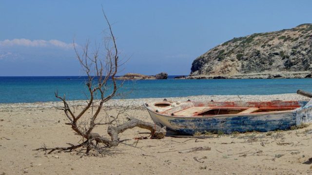 Γαύδος: Άγνωστοι αφαίρεσαν τις πινακίδες «απαγορεύεται ο γυμνισμός» από το Σαρακήνικο