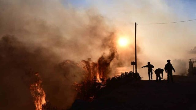 Πύρινα μέτωπα: Διάσπαρτες εστίες στη Σαρωνίδα – 1χλμ πάνω από την Εθνική Οδό η πυρκαγιά στο Λουτράκι!