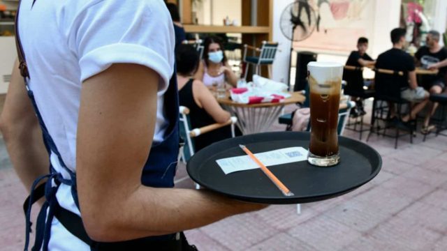 Καταγγελία για άγριο ξυλοδαρμό νεαρού σερβιτόρου στην Πάργα γιατί τόλμησε να ζητήσει τα δεδουλευμένα