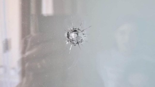 «Φαρ Ουέστ» τα Άνω Λιόσια: Βγήκε στο μπαλκόνι να πιει καφέ και παραλίγο να σκοτωθεί από αδέσποτη σφαίρα (video)
