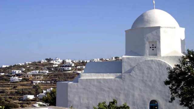 Ξεχωριστή γωνιά στις Κυκλάδες: Το ελληνικό νησί γεμάτο ιστορία με τις 235 εκκλησίες