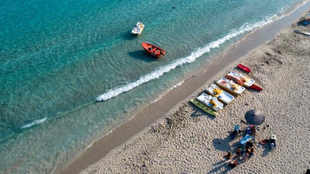 Από τις καλύτερες παραλίες της Ελλάδας: 4 ώρες από την Αθήνα με ψιλή άμμο και διάφανα νερά
