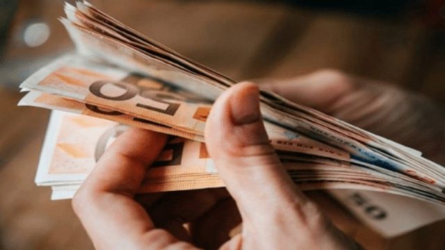 Μπαίνουν στα ΑΤΜ από 2.244 έως 6.300 ευρώ: Ελέγξτε τους τραπεζικούς σας λογαριασμούς – Αυτοί παίρνουν τα χρήματα