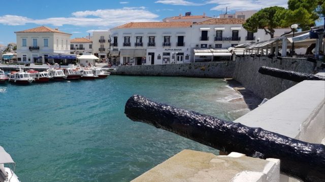 Σπέτσες: 5 ψαγμένα σημεία για να πιούμε τον καφέ μας