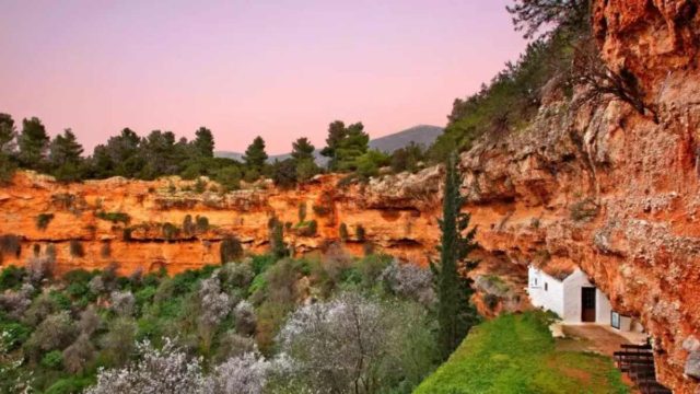 Αξέχαστη επίσκεψη: Το μικρό εκκλησάκι κρυμμένο σε σπηλιά – Το εντυπωσιακό φυσικό φαινόμενο