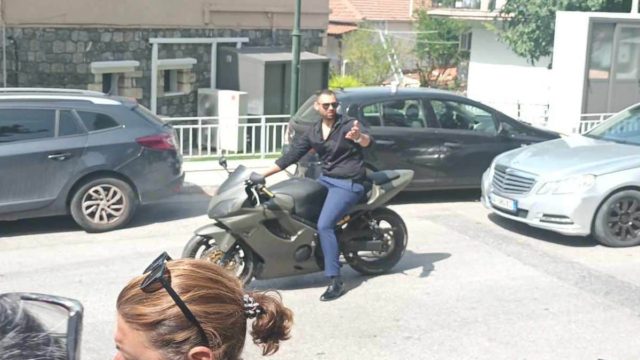 «Καταπέλτης» συγγενής της 16χρονης: «Δε γίνεται ένα παιδί να φεύγει επειδή κατανάλωσε ένα χοντ ντογκ, να μην υπάρχει ένα ασθενοφόρο» (video)