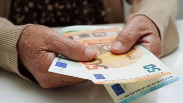 Συντάξεις Αυγούστου 2023: «Κλείδωσαν» οι ημερομηνίες πληρωμής για όλους τους δικαιούχους – Πότε πάτε Ταμείο