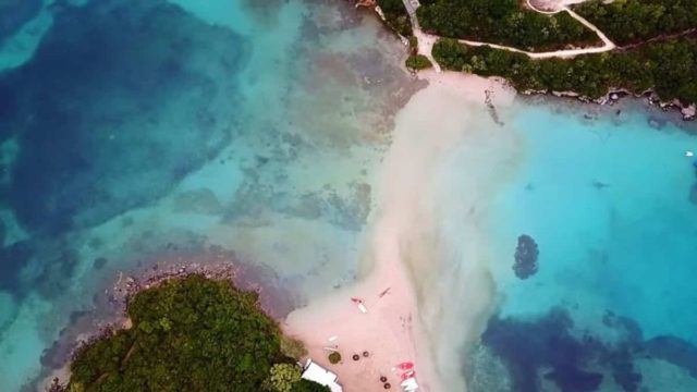 Κολύμπι στις Ελληνικές «Μπαχάμες»: Η εξωτική παραλία της Ηπείρου με τα τιρκουάζ νερά και την ροζ άμμο που μοιάζει με παραμύθι