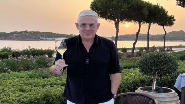 Ο Τάσος Δούσης βολτάρει στην Βουλιαγμένη και προτείνει: 5 κορυφαίες επιλογές που θα λατρέψετε