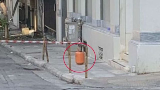 Στα χέρια των Αρχών βίντεο με τον δράστη που έβαλε τους εκρηκτικούς μηχανισμούς στην Τεκτονική Στοά στην Αχαρνών – «Θα ανατίναζε το τετράγωνο»