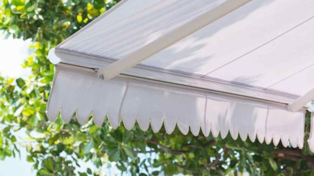 Τέντες χωρίς σκόνη: Το έξυπνο τρικ των ειδικών για να μένουν καθαρές