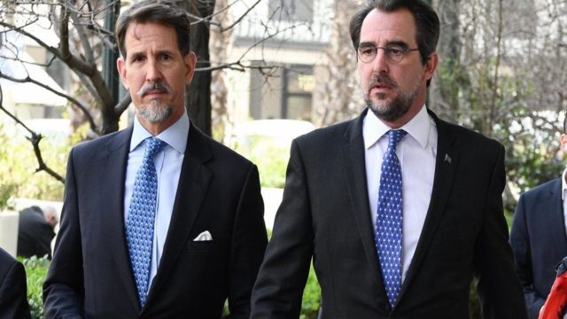 «Παύλος και Νικόλαος σώζουν την Ελλάδα από χρεοκοπία μετά τον θάνατο του τέως Βασιλιά»