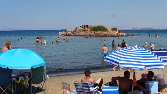 Η φωτογραφία της ημέρας: Κοσμοσυρροή στις παραλίες της Αττικής