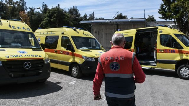 Περιστέρι: Ακόμα ένα θύμα των ελλείψεων στο ΕΚΑΒ 52χρονος γιατρός – Δεν υπήρχε ασθενοφόρο, μεταφέρθηκε σε ιδιωτική κλινική και κατέληξε (video)