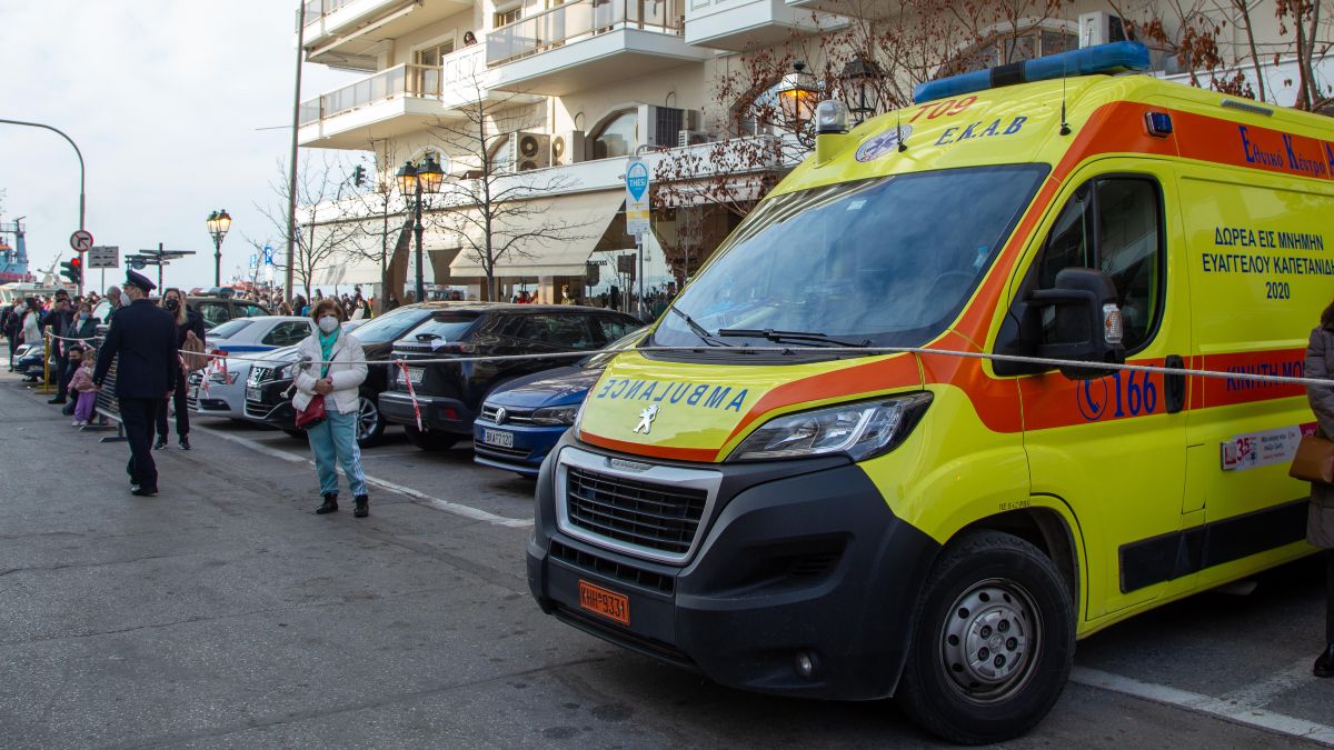Πανικός στη Θεσσαλονίκη: Ξυλοκόπησε τουρίστα και δάγκωσε λιμενικό γιατί μίλησαν στην κοπέλα του