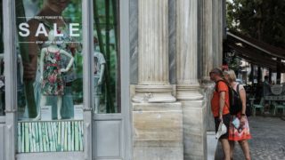 Θερινές εκπτώσεις 2026: Ανοιχτά τα καταστήματα την Κυριακή – Το ωράριο λειτουργίας