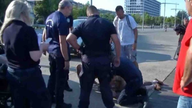 Σοκ στη Θεσσαλονίκη: Ηλικιωμένος έπεσε στον Θερμαϊκό – «Όταν βγάλαμε το κεφάλι έβγαζε αφρούς και αίμα» (videos)