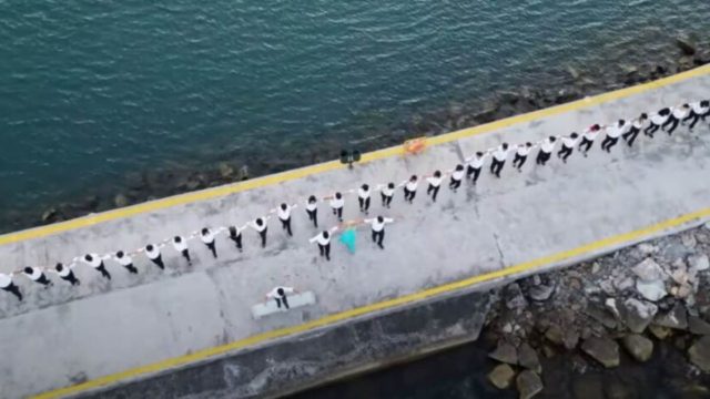 Το μεγαλύτερο στο Αιγαίο: Το συρτάκι του Ζορμπά σε μια ατελείωτη χορευτική αλυσίδα πάνω σε ιστιοπλοϊκά στη Μυτιλήνη (Video)