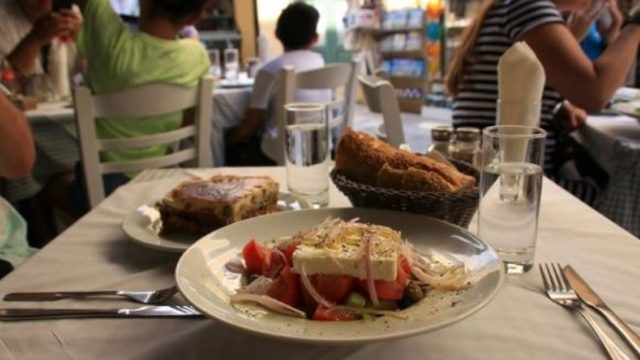 «Ακόμα δε μπορώ να το πιστέψω»: Νέο χτύπημα στον ελληνικό τουρισμό – Τουρίστες περιγράφουν τη χειρότερη εμπειρία τους σε καλοκαιρινές ταβέρνες