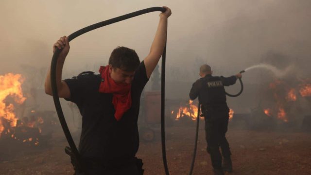 Τρεις εθελοντές πυροσβέστες τραυματίστηκαν στην επιχείρηση κατάσβεσης φωτιάς στον Δήμο Σαρωνικού – «Σας ευχαριστούμε για όλα»