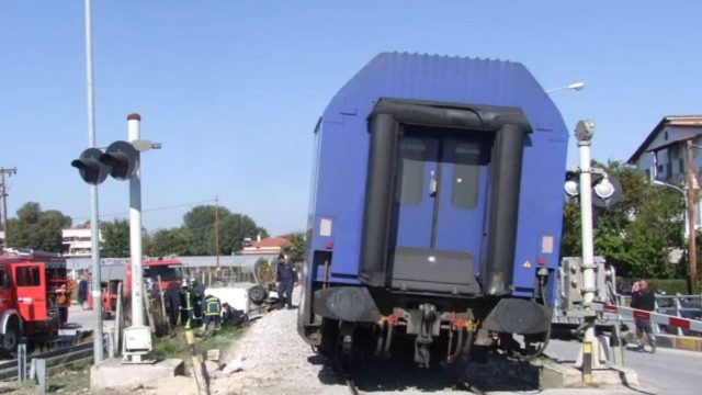 Συναγερμός στην Ιερά Οδό: Επιβατικό όχημα συγκρούστηκε με αμαξοστοιχία