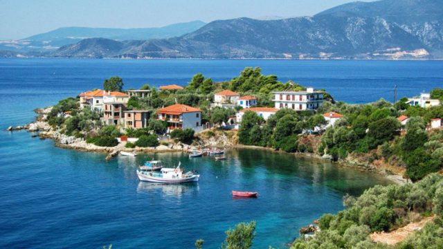 Χρειάζεσαι 15 ευρώ την ημέρα: Ο καλοκαιρινός παράδεισος με τα καταγάλανα νερά για φθηνές διακοπές