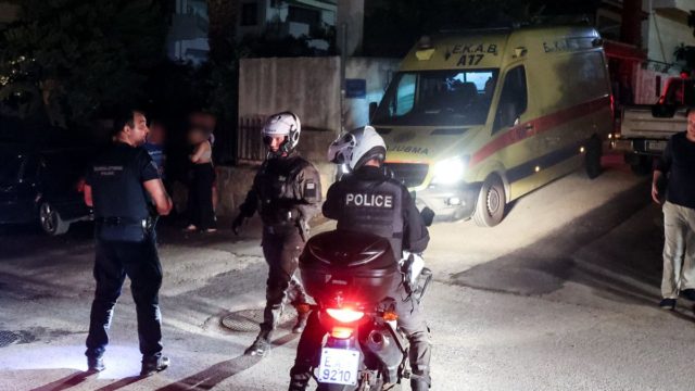 Συναγερμός έξω από τη Λάρισα: Σφοδρή σύγκρουση μεταξύ ΙΧ – Μάχη της Πυροσβεστικής για τον απεγκλωβισμό 5 ανδρών