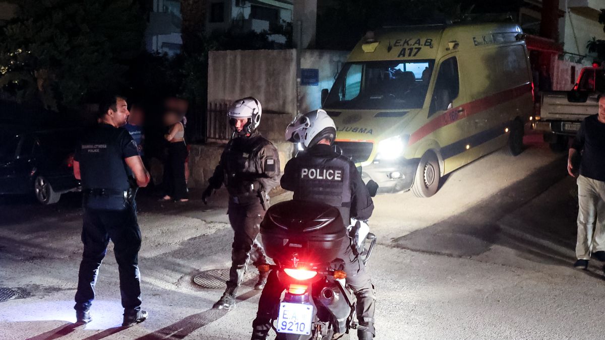 Συναγερμός έξω από τη Λάρισα: Σφοδρή σύγκρουση μεταξύ ΙΧ – Μάχη της Πυροσβεστικής για τον απεγκλωβισμό 5 ανδρών