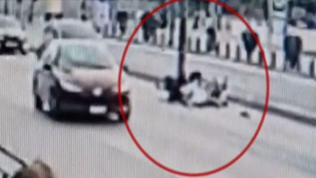Τροχαίο με εγκατάλειψη έξω από το Μέγαρο Μουσικής – Χτύπησαν οδηγό μηχανής (video)